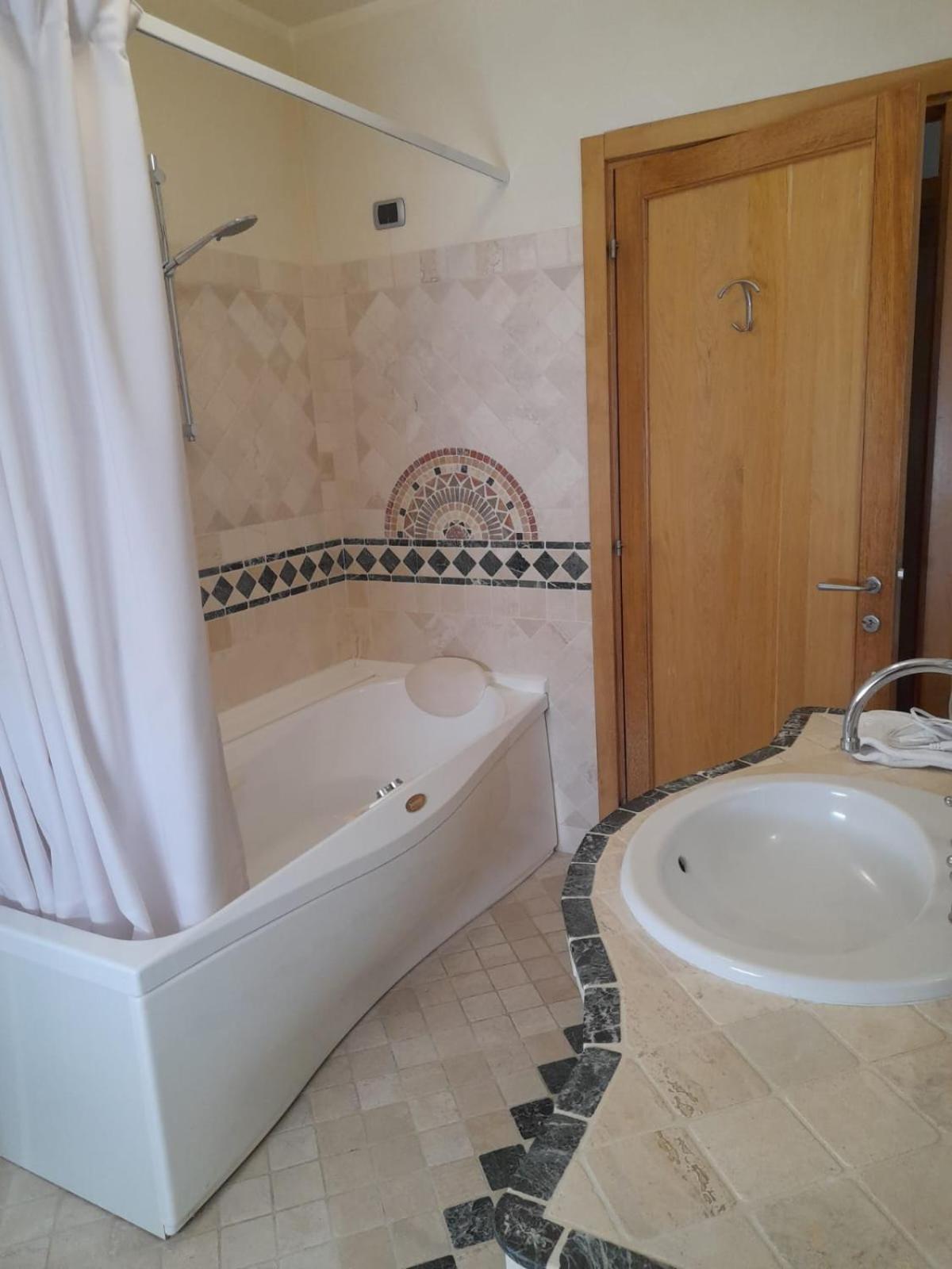 Casa Palombara - Baschiアパートメント エクステリア 写真